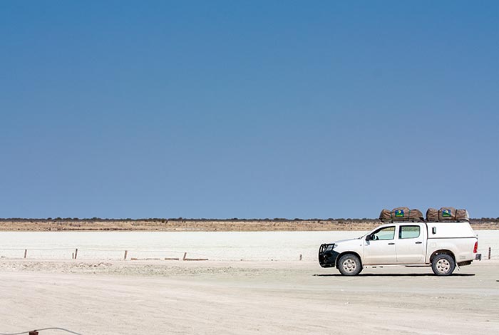 Namibië-Prive-safari-rondreis-met-gids-en-chauffeur-Etosha-National-Park-Salt-Pan